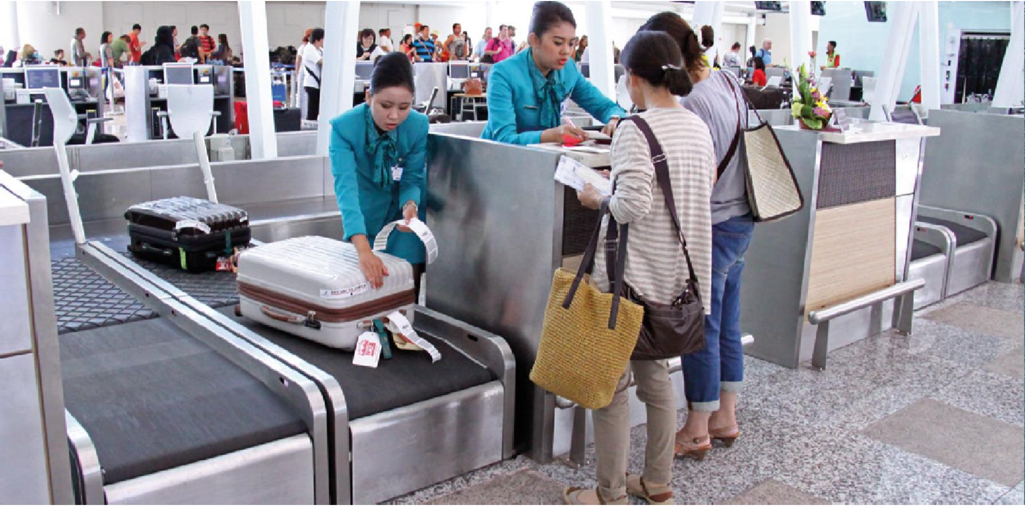 Hệ thống băng tải cân và dán nhãn tại quầy thủ tục sân bay